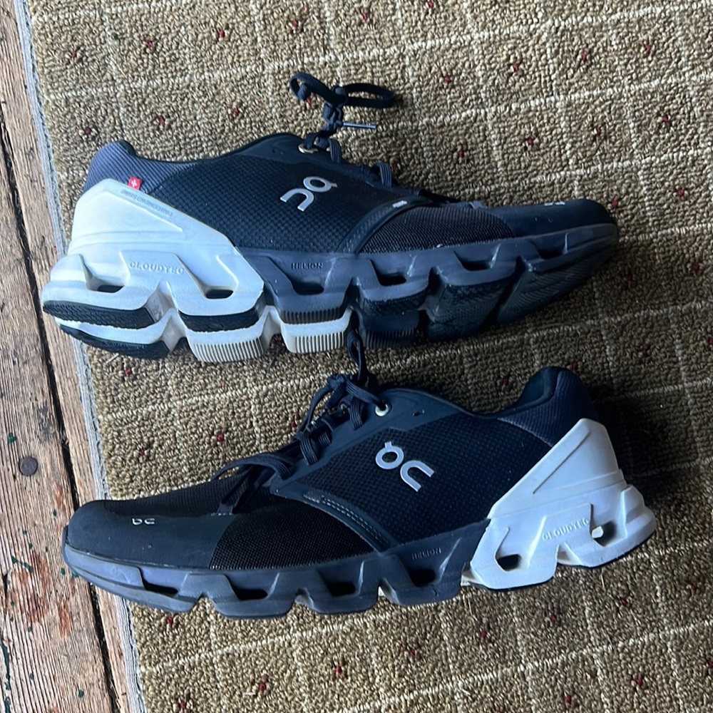 Men’s On Cloudflyer 4 Wide. Black and White. Size: 12.5